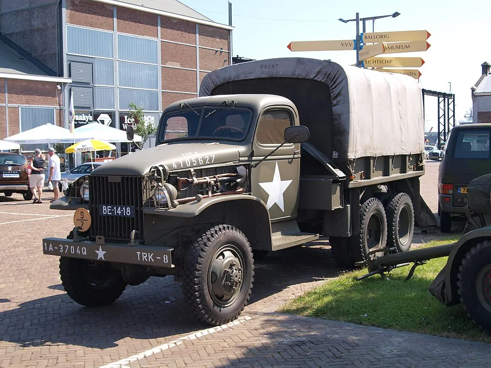 GMC CCKW 352 de 1942 à cabine fermée