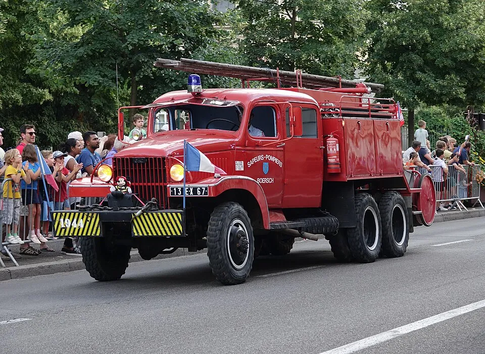 GMC CCKW des pompiers en défilé
