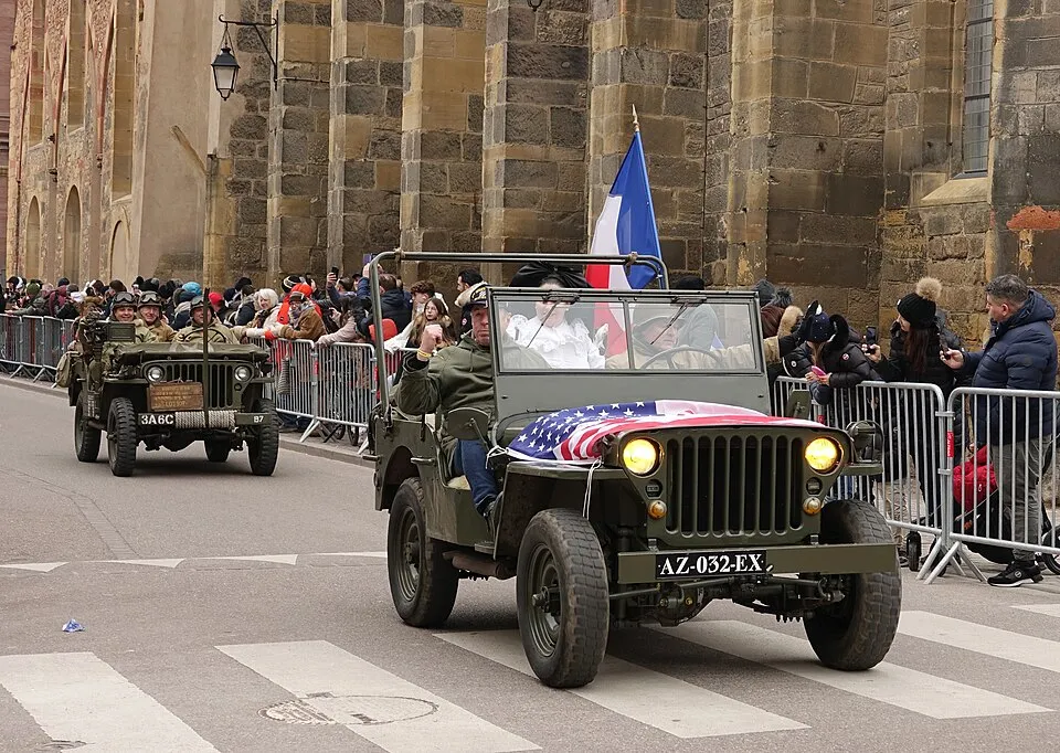 Jeeps Willys MB en défilé